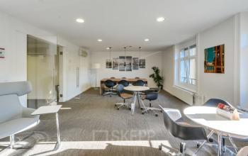 Spacious and well-lit office space rental at Bahnhofstrasse 100, Zürich Center, with comfortable seating and modern decor.